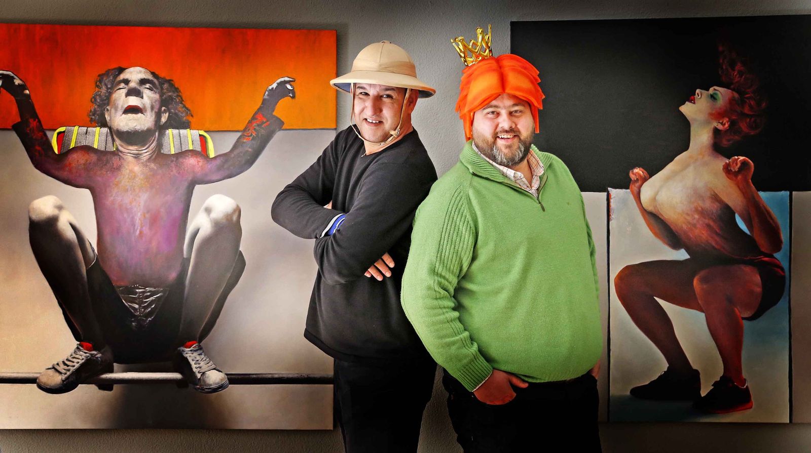 Miguel Márquez, 'El Chino de Jerez', posa en la sala de ArteaDiario, junto a Juan Jesús Pujazón.