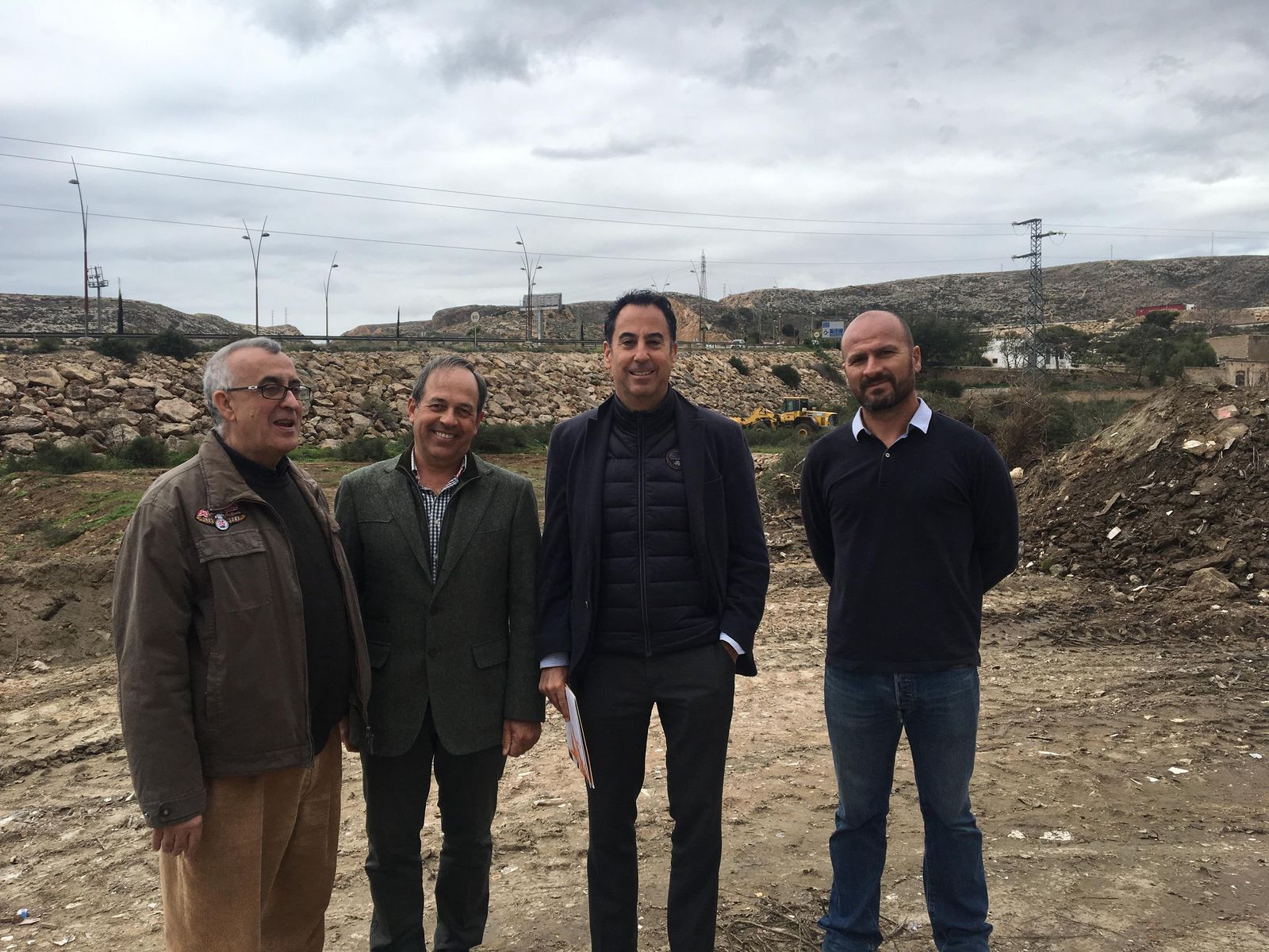 Pedro Gómez Calvache, J. Antonio Manrique, José Luis Carrión y Jacinto Díaz en la parcela de 20.000 metros cuadrados.