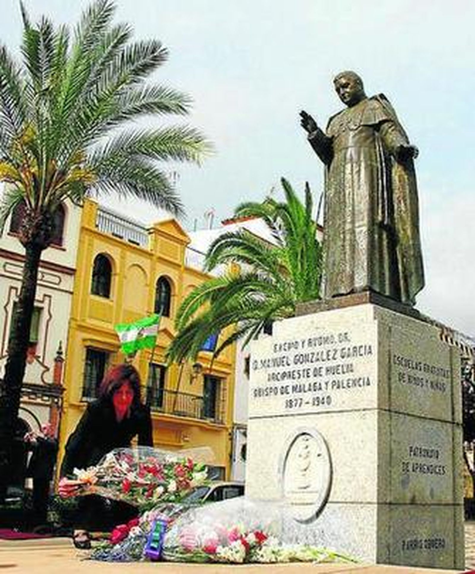 1. La plaza de San Pedro acogió el acto de homenaje público al beato Manuel González García en el centenario de la Uner 2. Una de las ofrendas realizadas ante el monumento al beato por las hermandades y la Uner 3. La madre María Leonor Mediavilla, presidenta de la Uner, destacó la importancia de Huelva en el inicio de la obra del beato