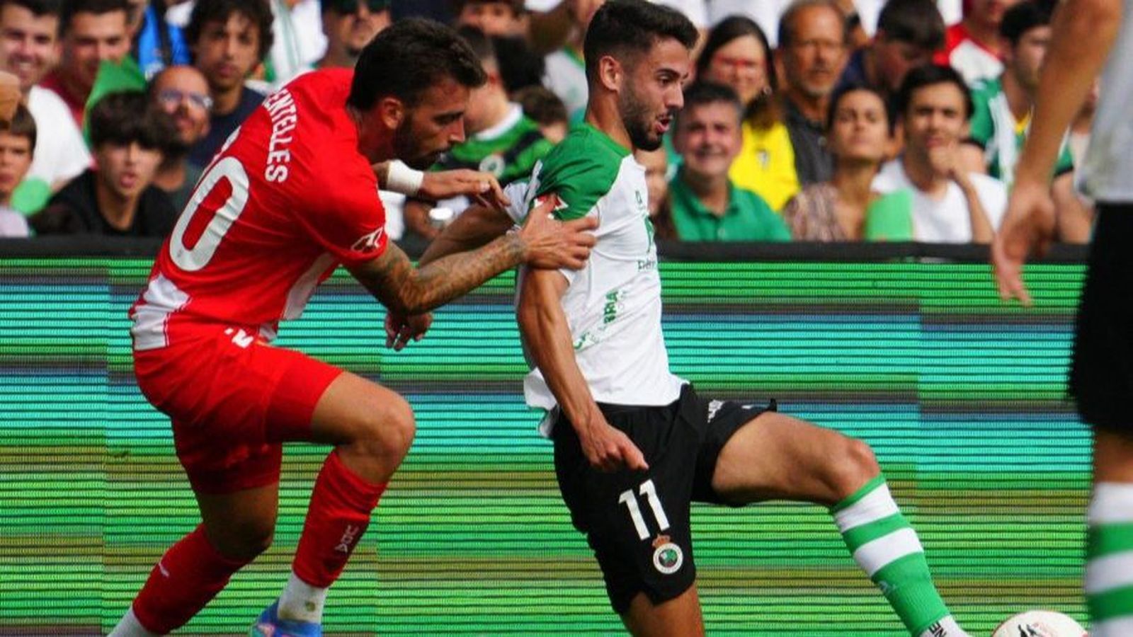 Centelles disputa un balón con Andrés Martín