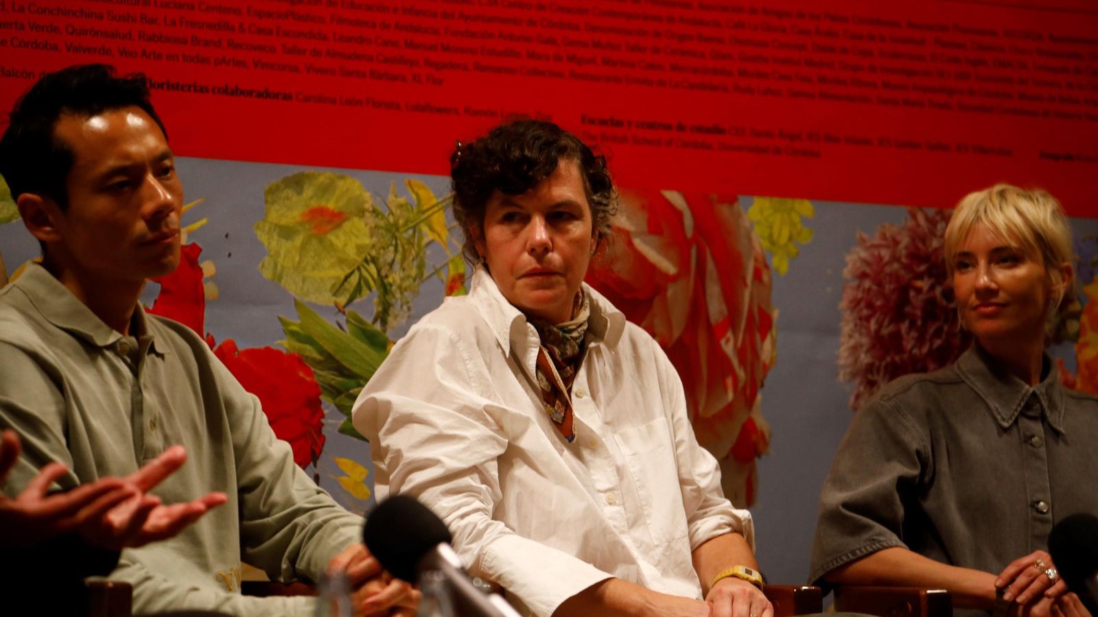 Emily Thompson en el centro, junto a Coyote Flowers (derecha) y a This Humid House (izquierda).