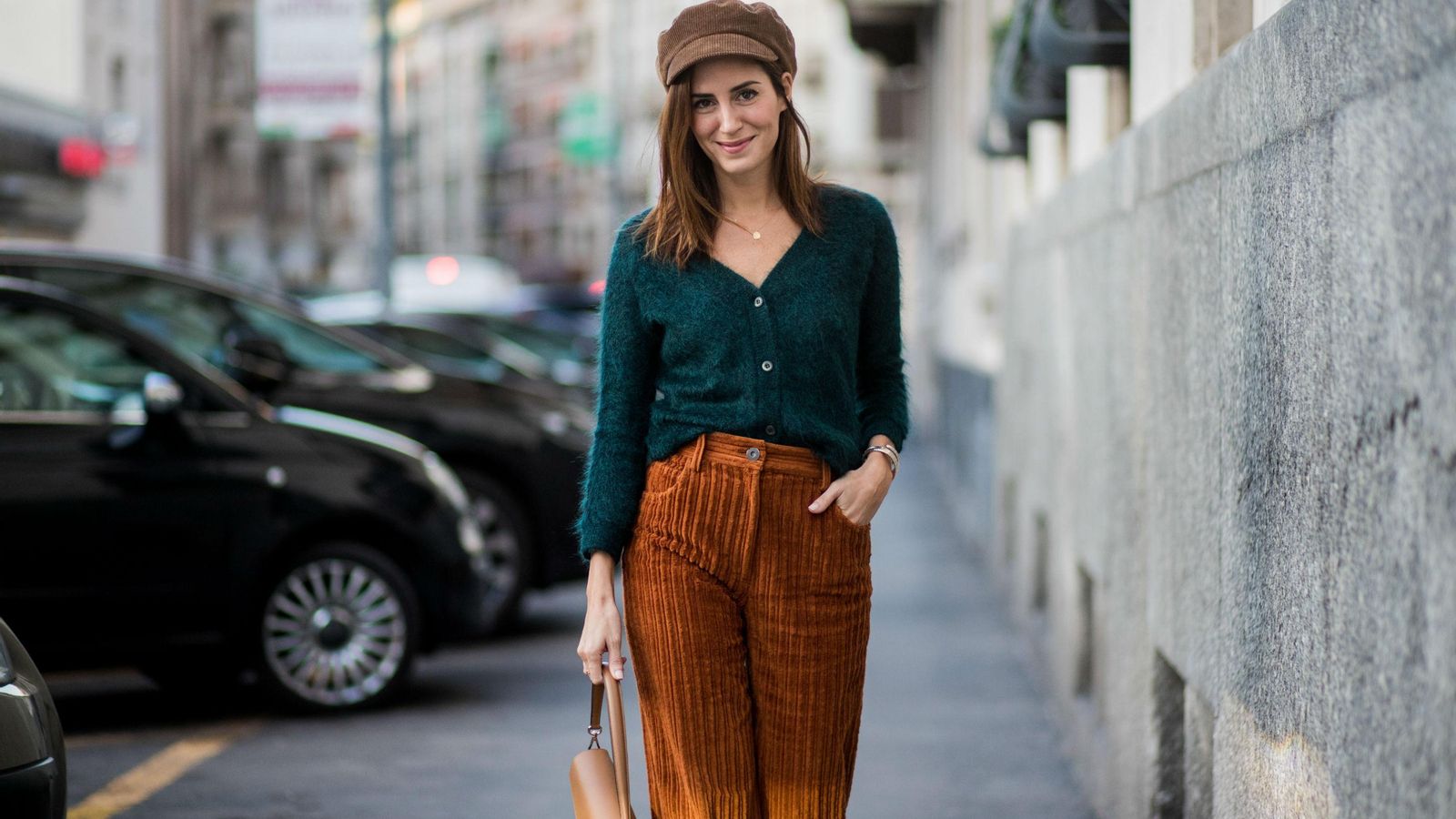 La pana se convierte en el tejido estrella de los pantalones este otoño 2021.