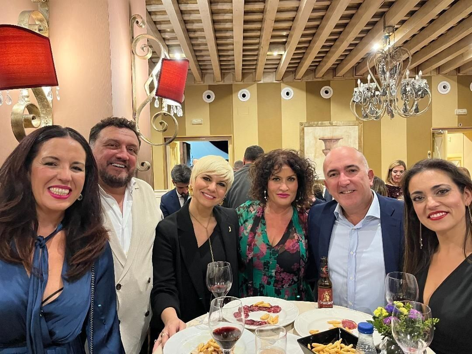 Verónica y José Manuel Sánchez, Pasión Vega, Susana Barquero, José Valor y May Vivas.