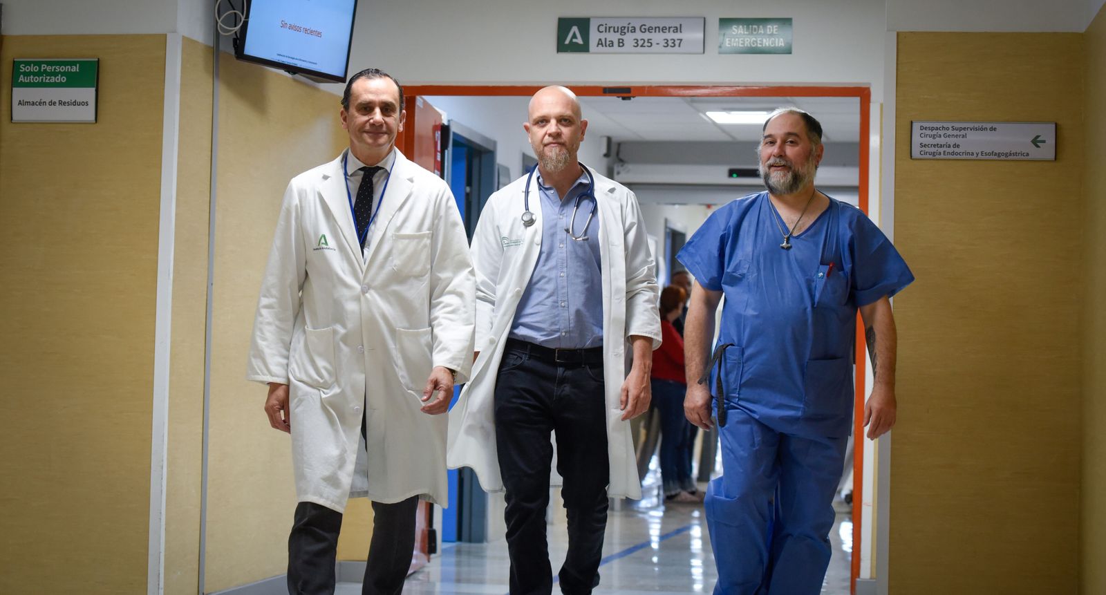 De izquierda a derecha, el jefe de Cirugía General y del Aparato Digestivo del hospital, Salvador Morales, junto a los cirujanos Juan Manuel Castillo y José López.