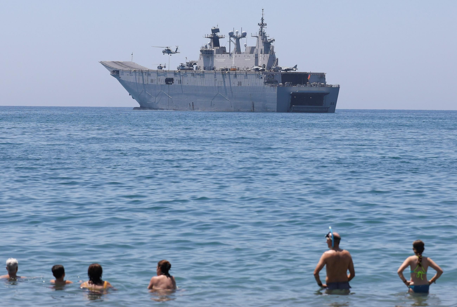 Los buques de la Armada 'Juan Carlos I' y 'Galicia' ya están en Málaga para el desembarco, en fotos