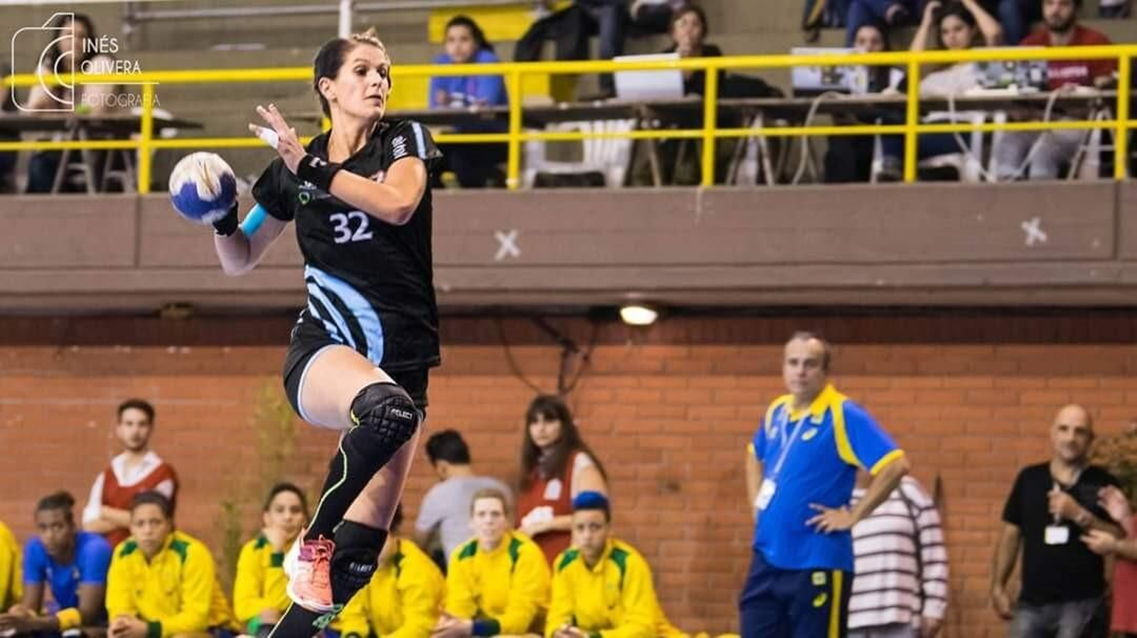 Tina López lanza a portería.