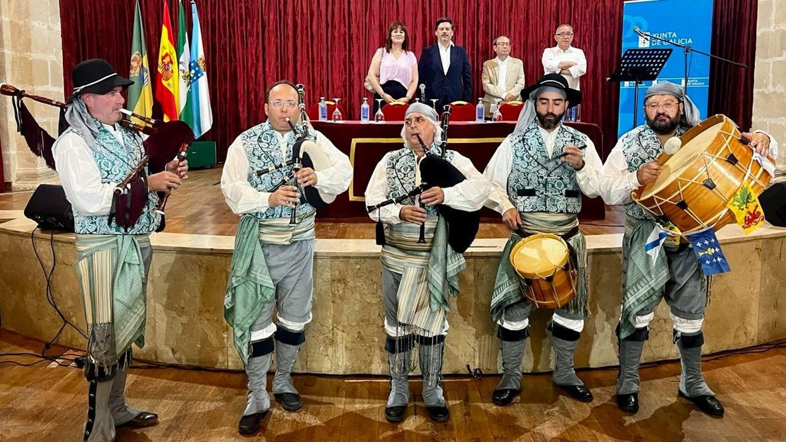 Un grupo de gaiteros animó la jornada.