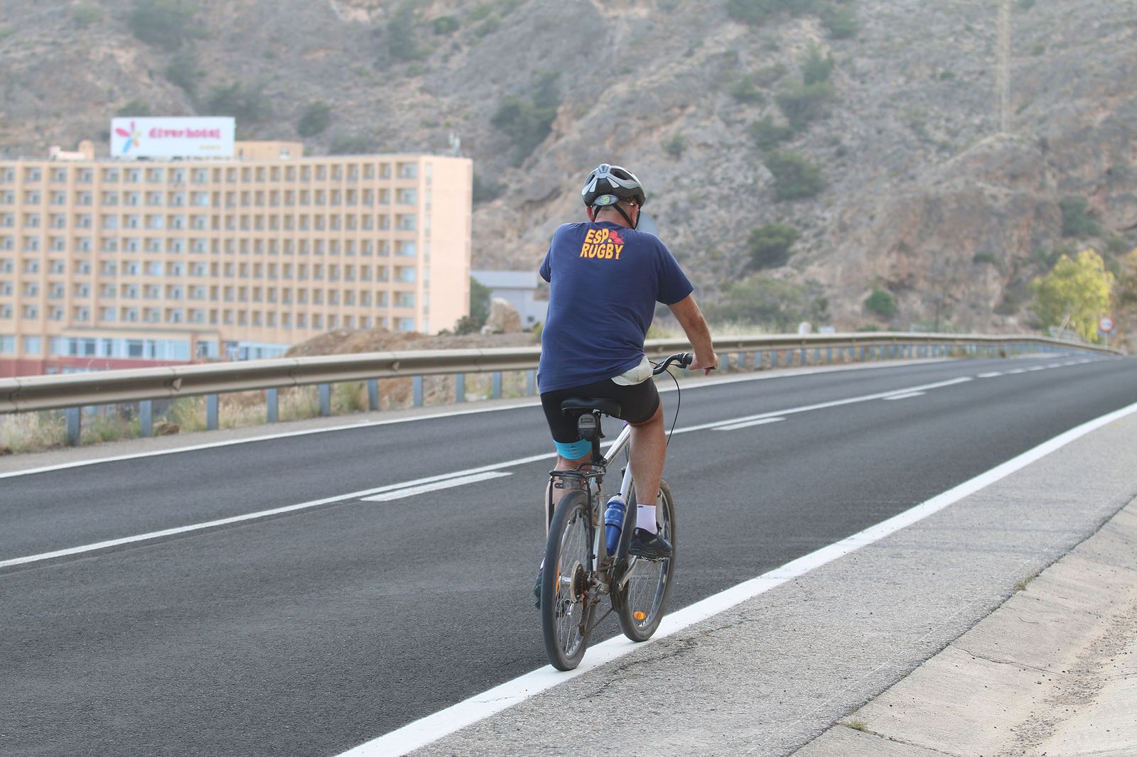 Las imágenes de la gente paseando en la carretera cortada de El Cañarete