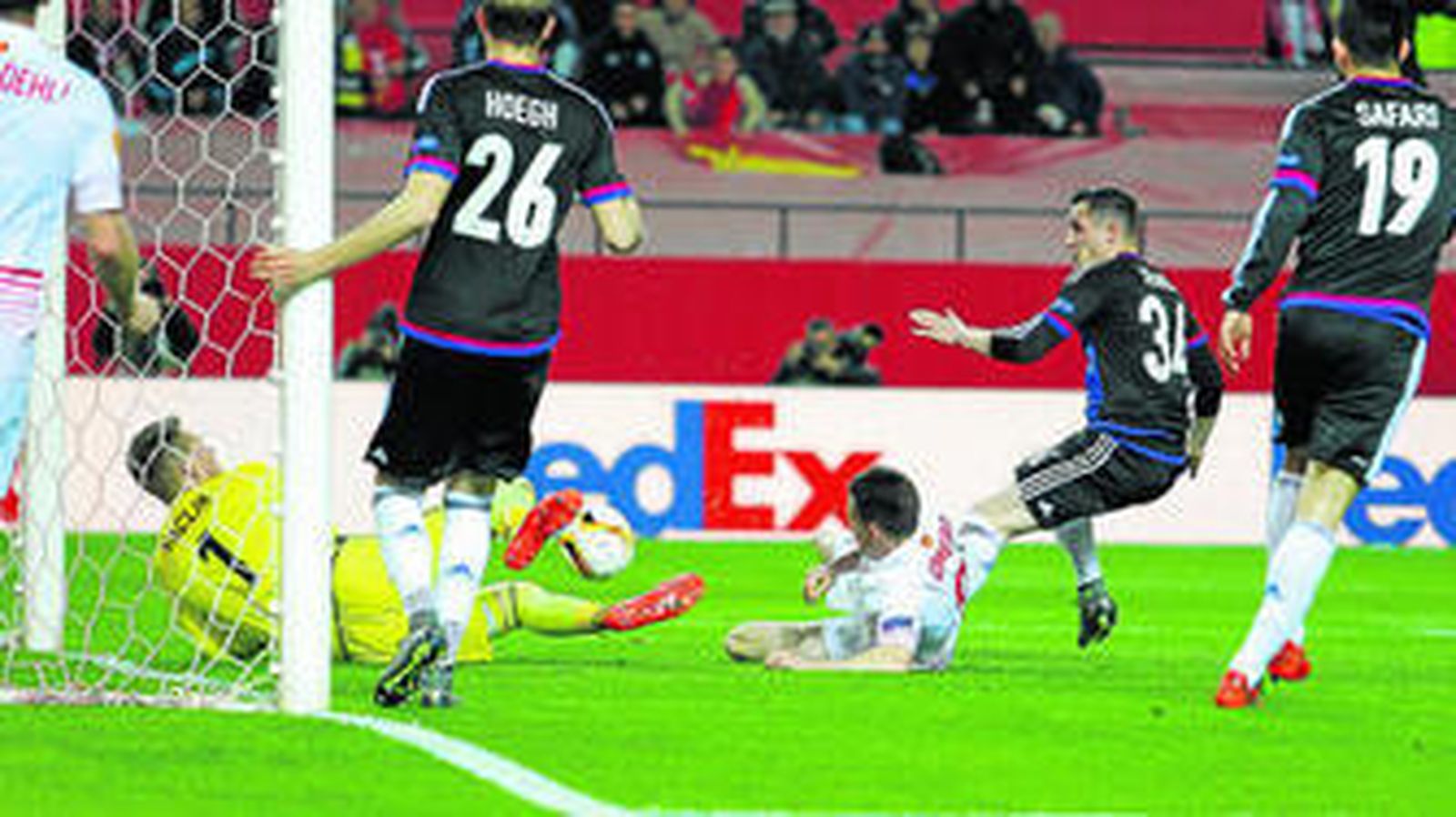 Gameiro remacha desde el suelo su propio remate repelido por el larguero en la acción del 3-0.