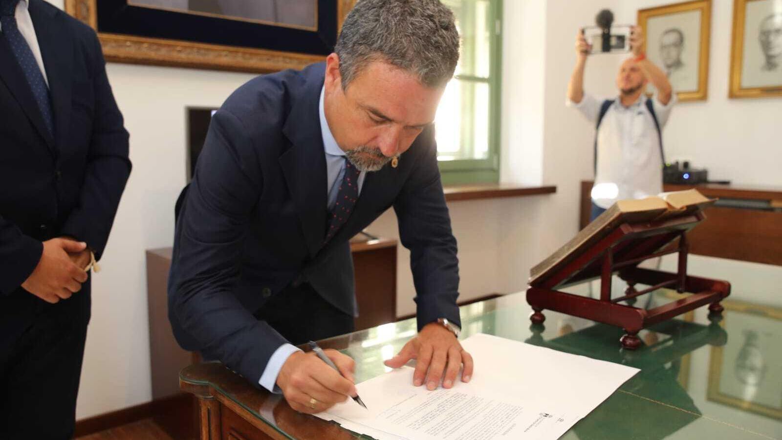 Una momento de la firma de la toma de posesión. Una momento de la firma de la toma de posesión.