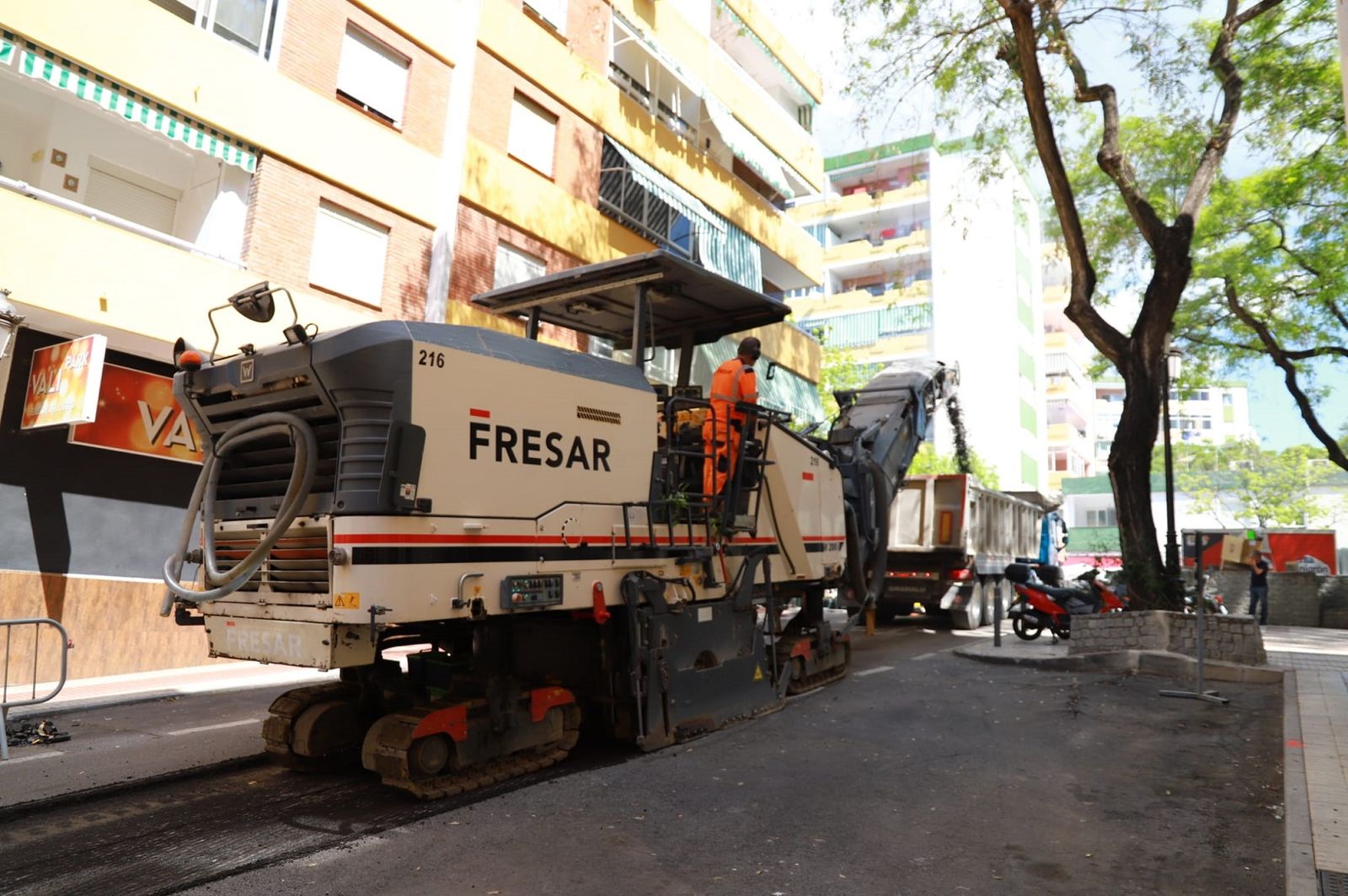 Un operario realizando labores de asfaltado.