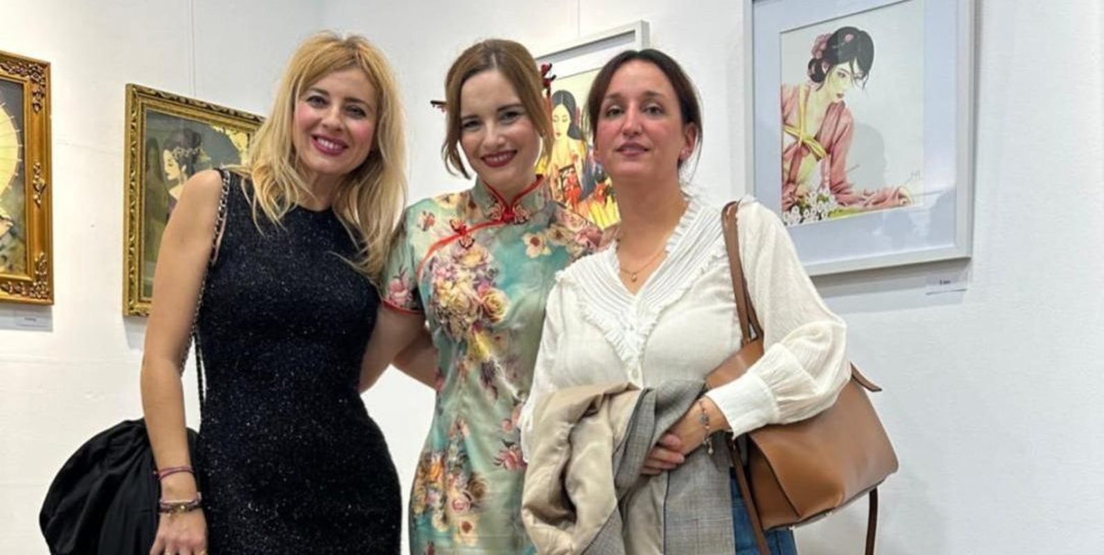 Silvia Gómez, Anabel Flores y Eugenia Jerez, recorriendo la exposición en el Centro Cultural Luis Gozalo.