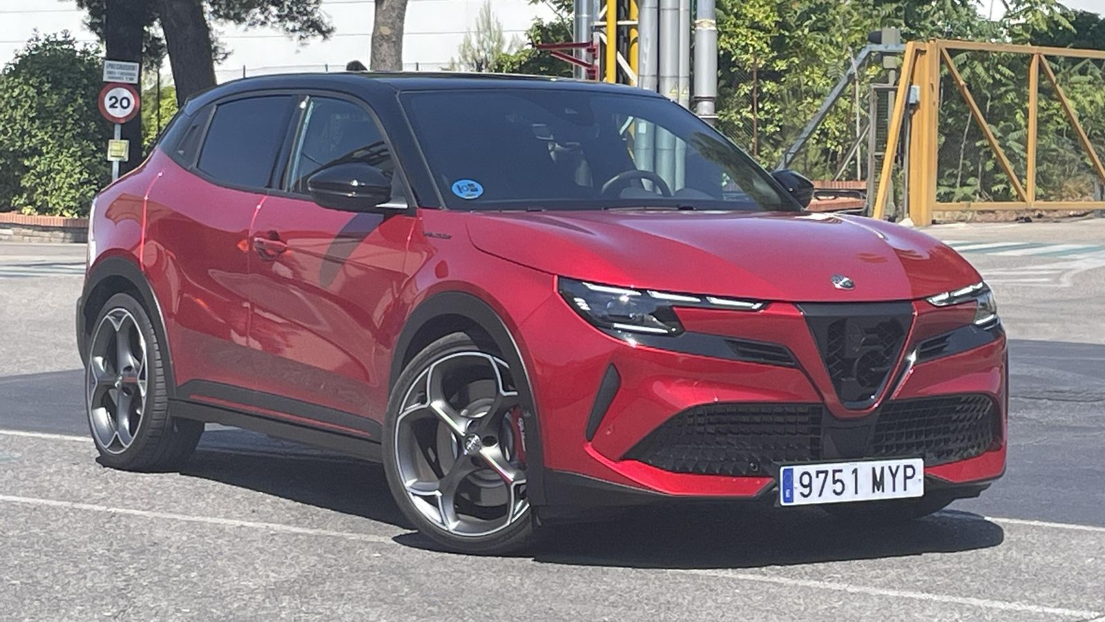 El Veloce 280 presume de personalidad deportiva con sus imponentes llantas de 20". Es el modelo más rápido y deportivo de la gama Junior. El Veloce 280 presume de personalidad deportiva con sus imponentes llantas de 20". Es el modelo más rápido y deportivo de la gama Junior.