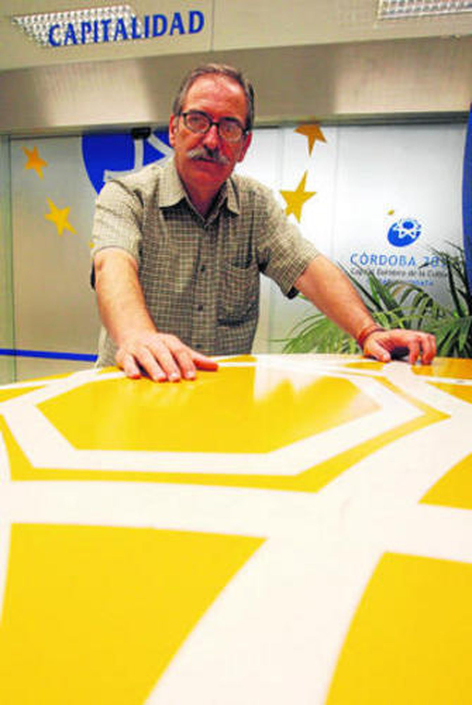 Manuel Pérez, frente a la oficina municipal de la Capitalidad Cultural.