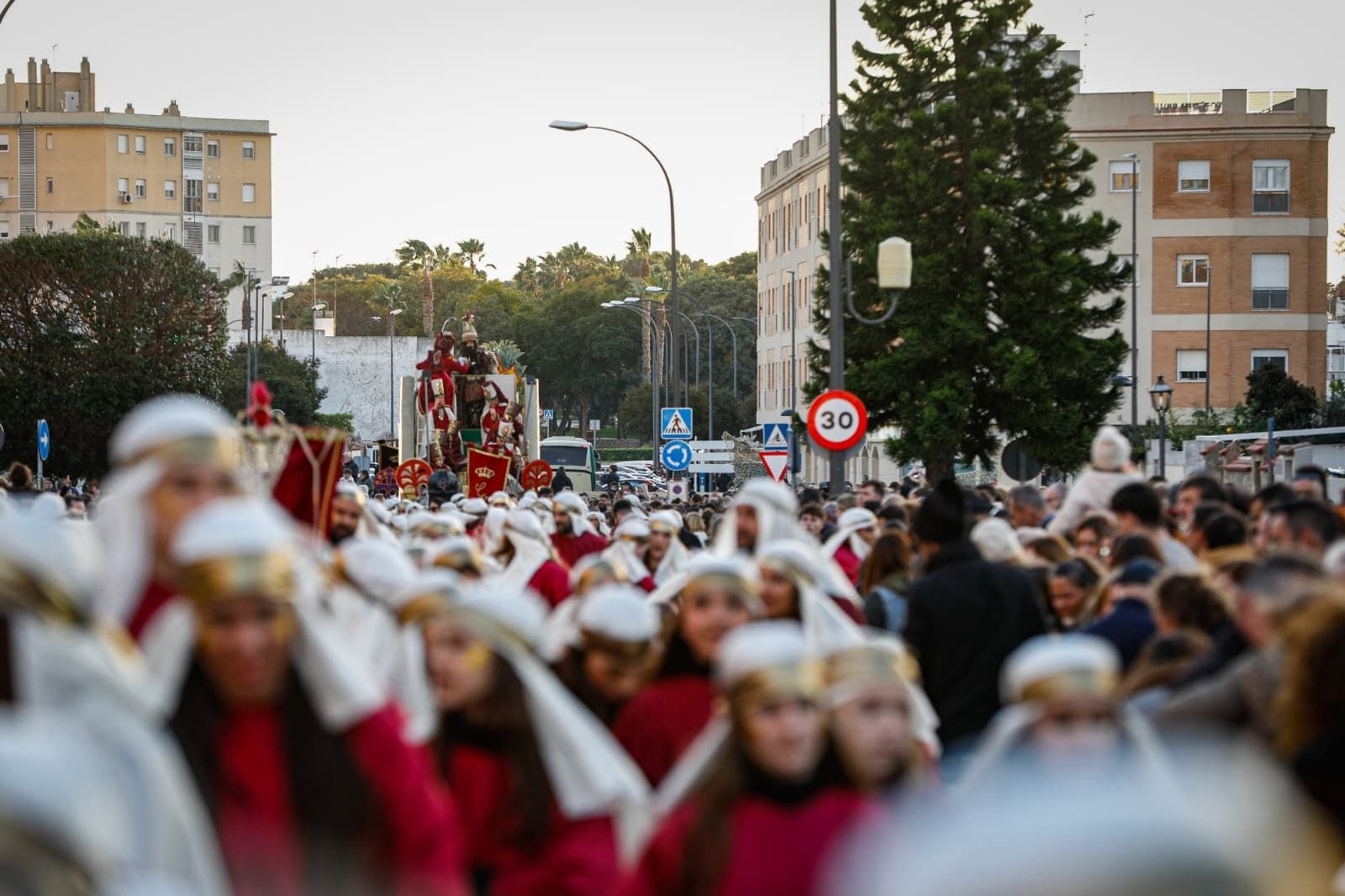 Imagen de la carroza de Gaspar y su séquito en la cabalgata de Reyes Magos de San Fernando.