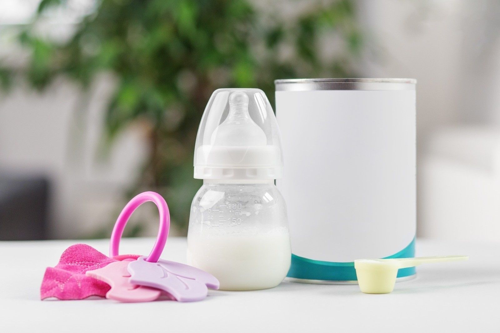 Un biberón con leche de fórmula.