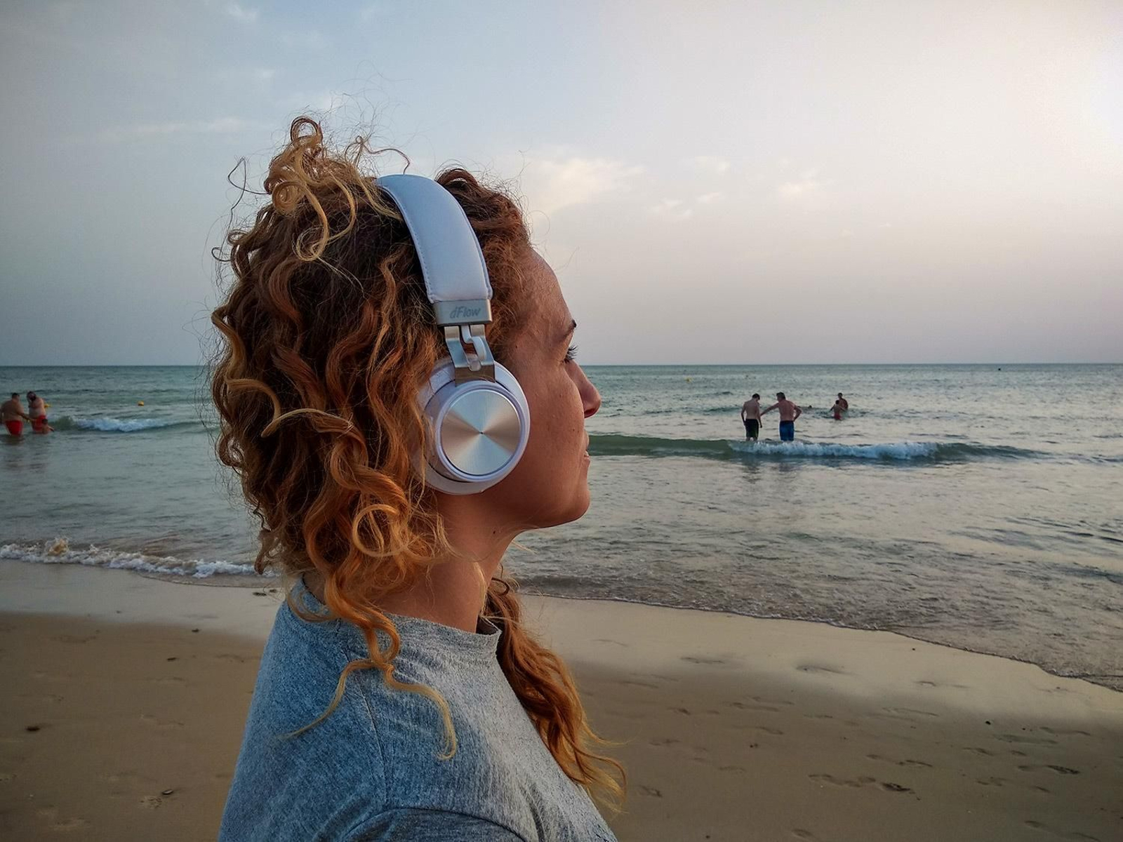 Los cascos de diadema garantizan una mejor recepción del sonido.