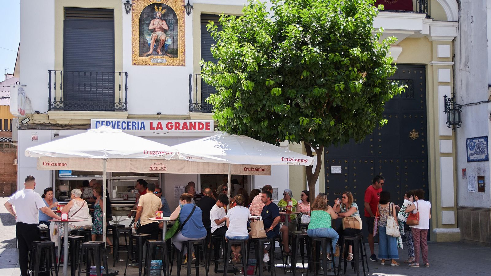 Veladores junto a la Capilla de la Estrella, en la calle San Jacinto.