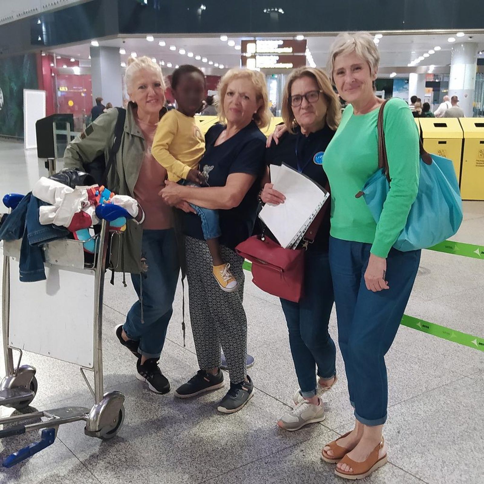 Mamadou junto a distintas voluntarias en el aeropuerto de Málaga.