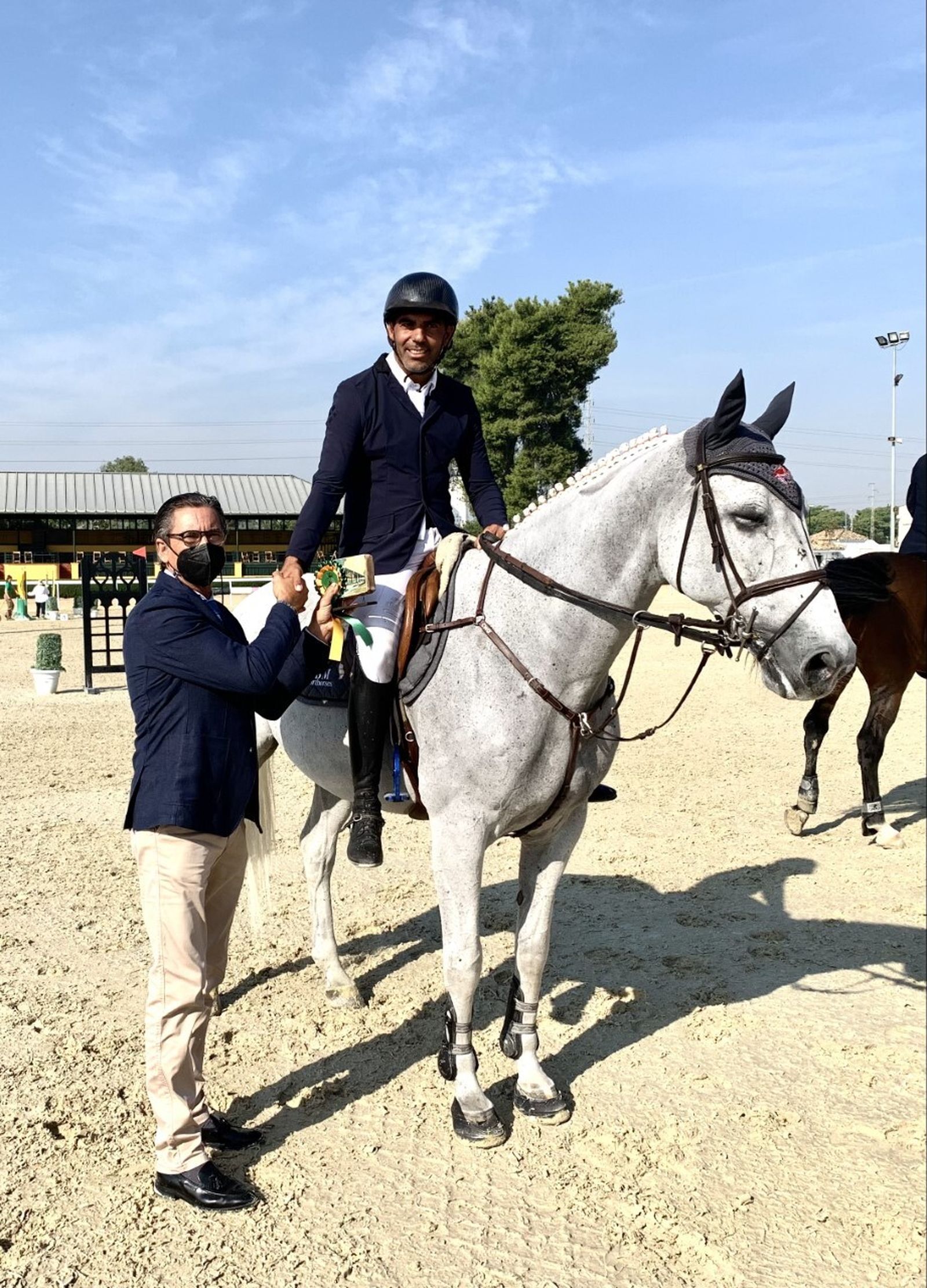Mariano Martínez Bastida, vencedor de 1.40 recibe el premio de manos del presidente del jurado.