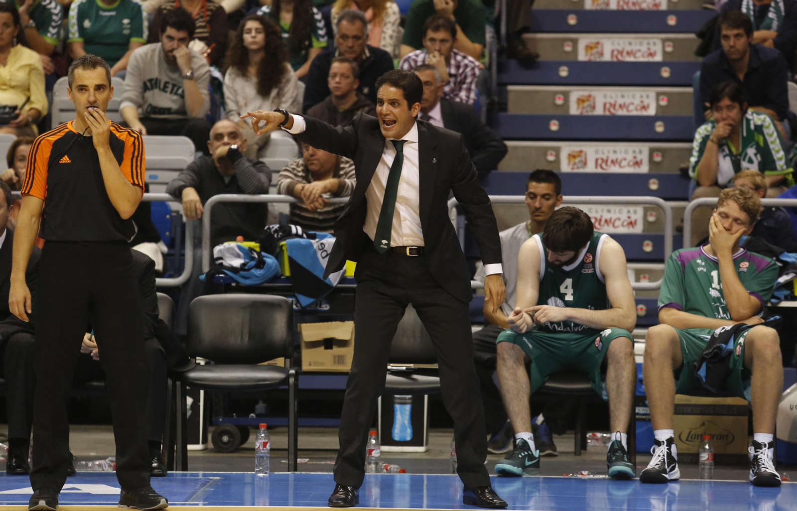 Antonio Herrera da instrucciones a los jugadores del Unicaja en un partido de Euroliga.