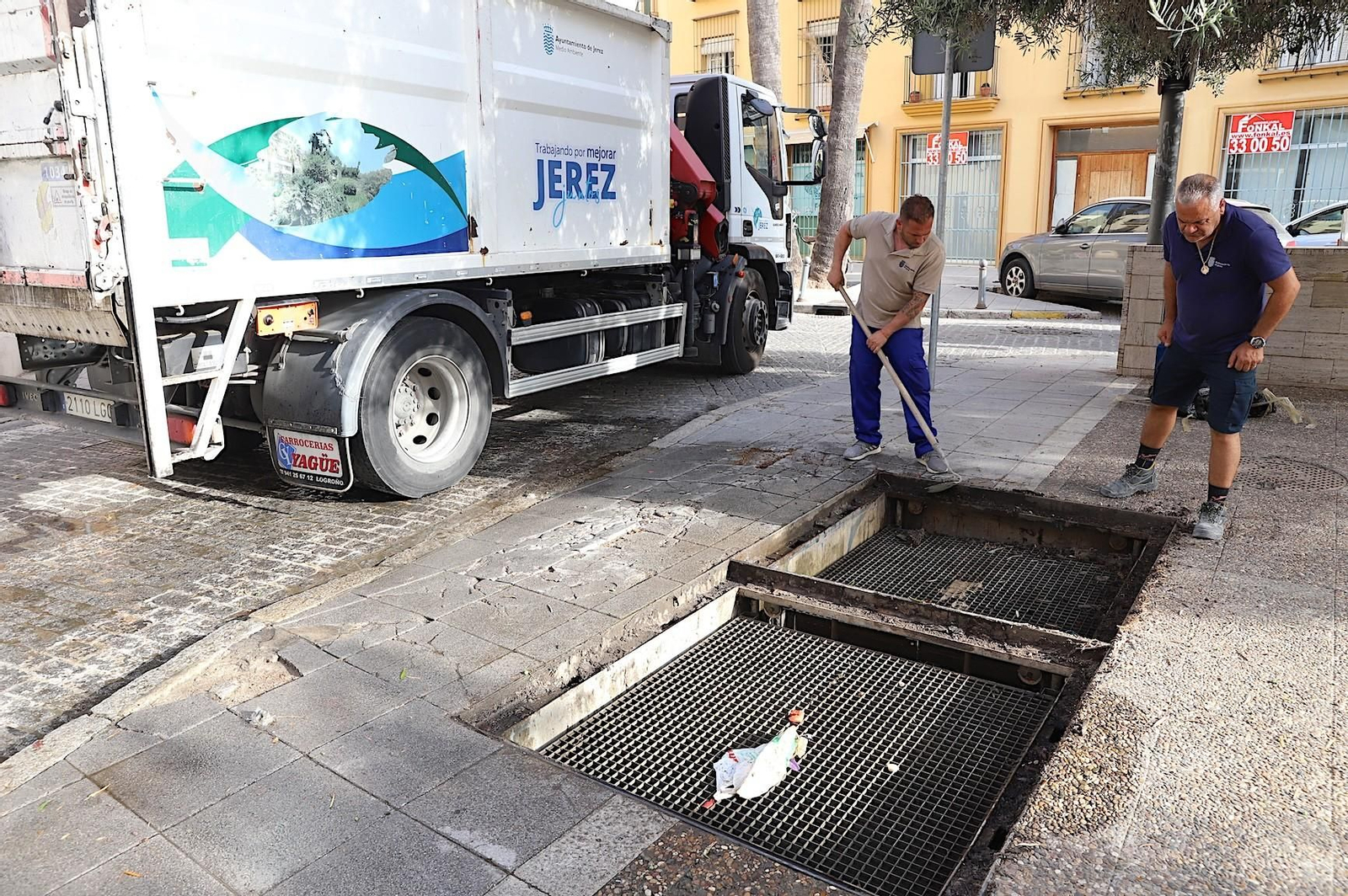 Retirada de contenedores soterrados en plaza San Andrés, en el centro de Jerez.