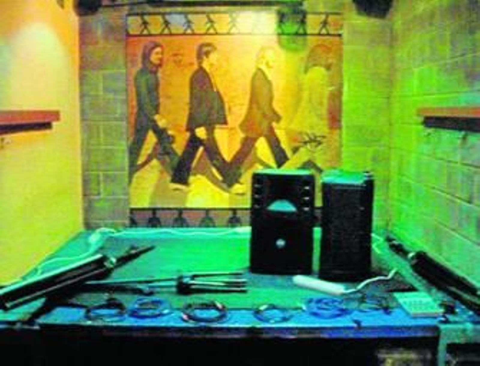 Peatón, con el escenario vacío con The Beatles como testigos.