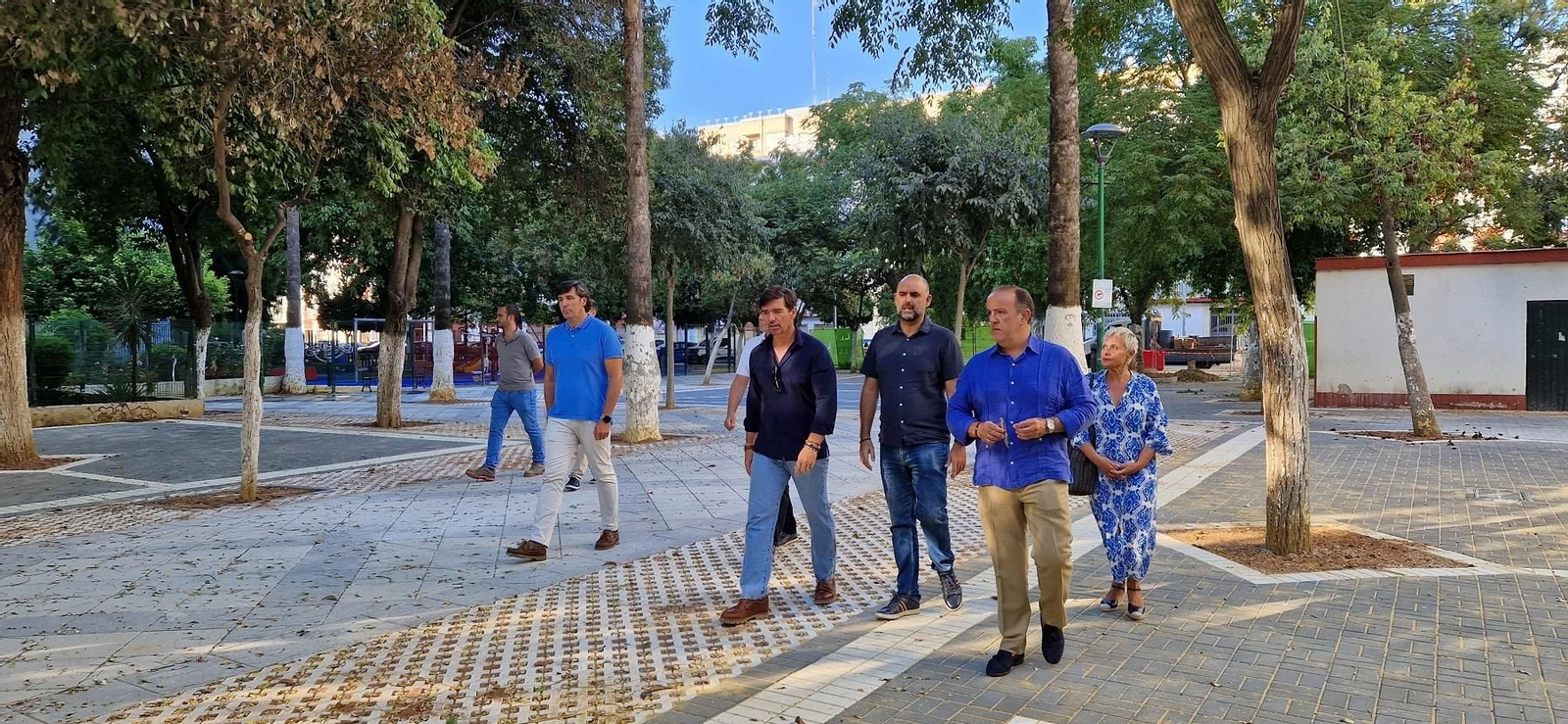 El Ayuntamiento de Sevilla mejora la plaza Joaquín Morón Ríos, en la barriada del Zodiaco.