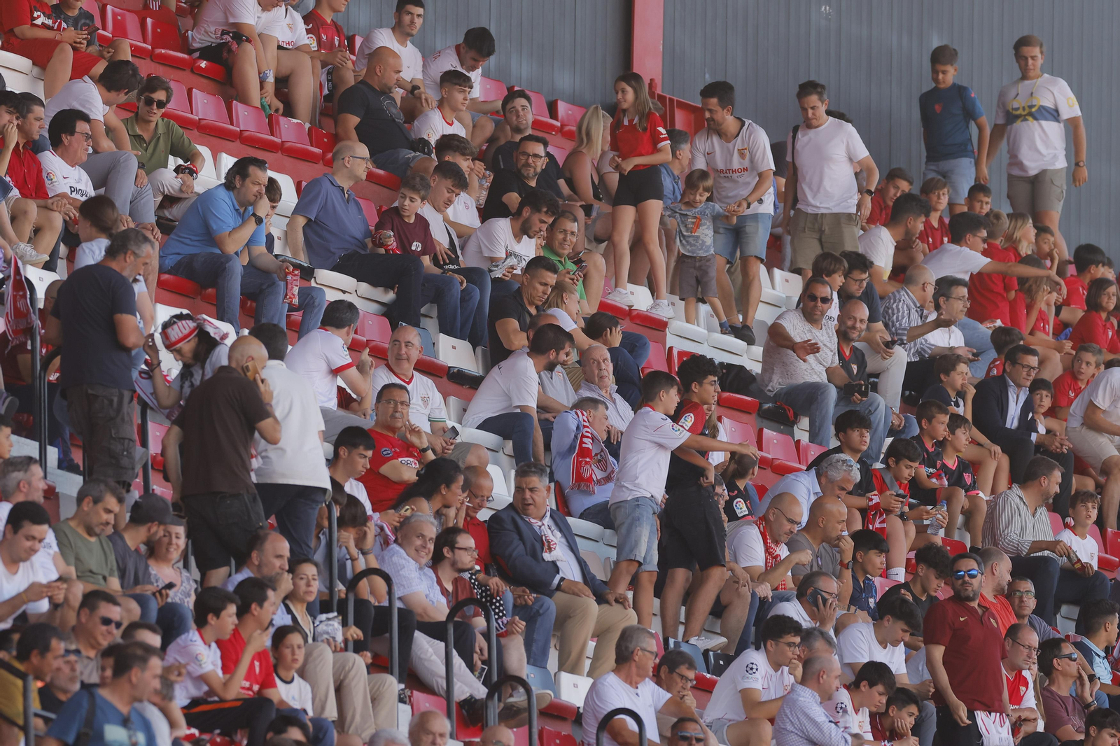 Búscate en las fotos del Sevilla-Español