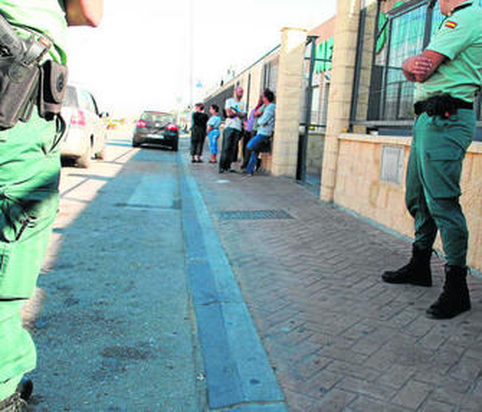 Agentes de la Guardia Civil custodian un supermercado de Tarifa para evitar disturbios.