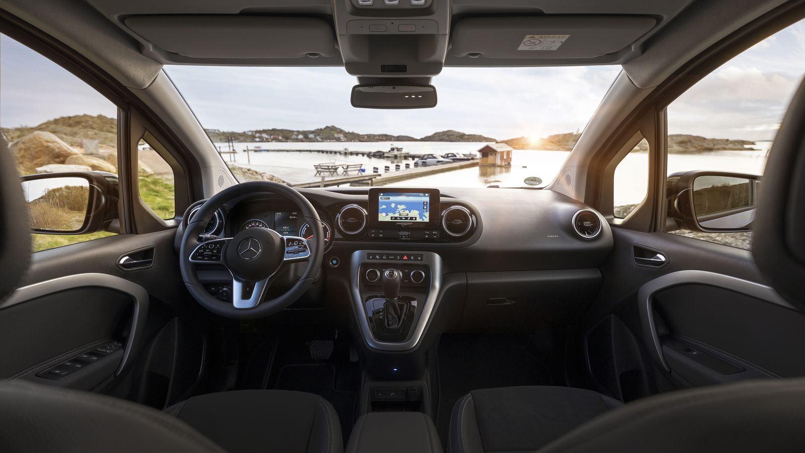 En el habitáculo dispone del sistema de infoentretenimiento MBUX con pantalla de 7" y con posibilidad de aprender gracias a la inteligencia artificial.