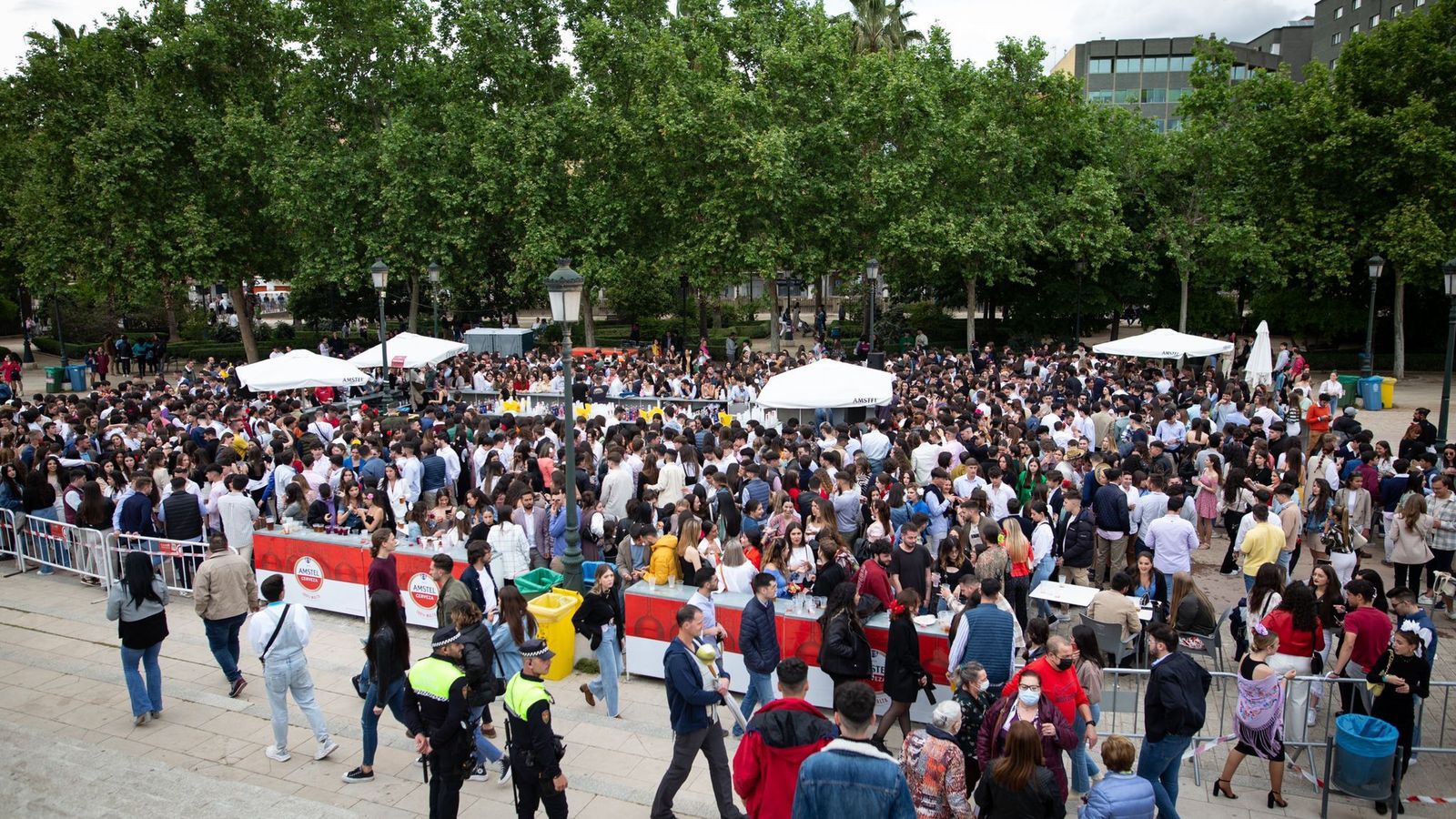 El ambiente en las barras instaladas en la explanada del Palacio de Congresos era predominantemente juvenil