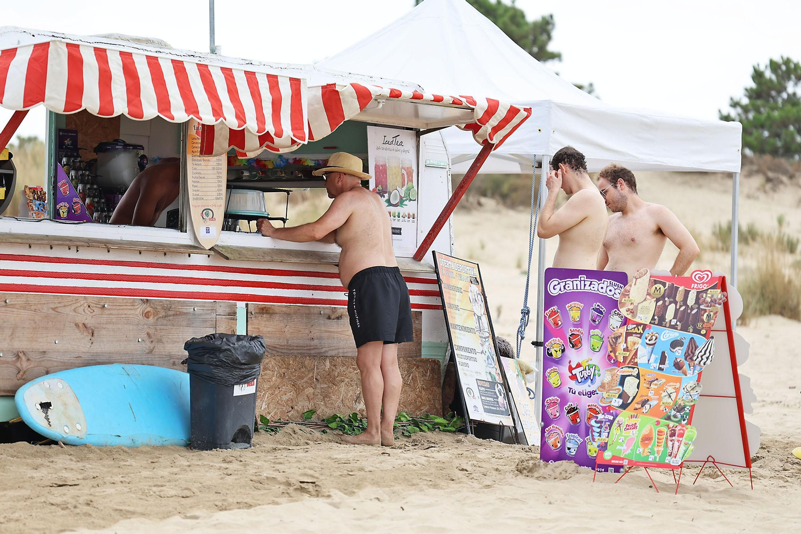 Imágenes del ambiente en las playas de Huelva en la mañana de domingo