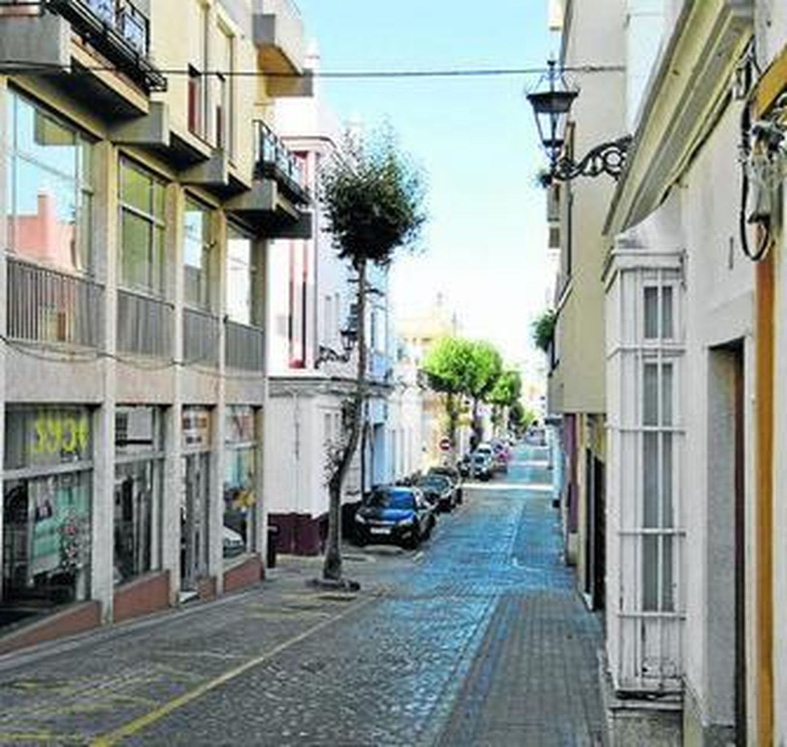 1. Los ciudadanos se quejan de la falta de luz que hay por las noches en la Ronda del Estero, que en varias ocasiones ha sido objeto de robo del cableado del alumbrado público. 2. En la calle Churruca los vecinos advirtieron hace unas semanas de que no funcionaban bien las luminarias existentes en la vía. 3. En Fadricas (en una imagen de archivo de Rioja) se produjo un robo de cable hace unos días./ FOTOS: JORGE BREA