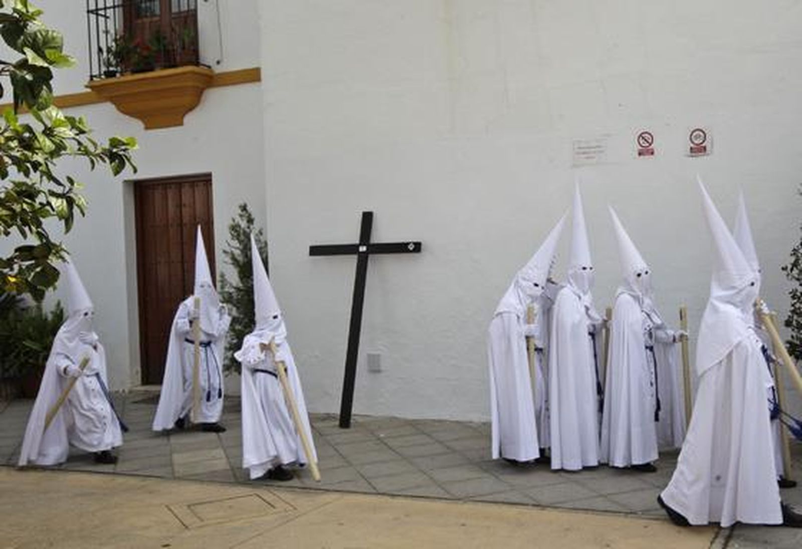 Los nazarenos se preparan con los cirios para iniciar la estación de penitencia.

Foto: Antonio Pizarro
