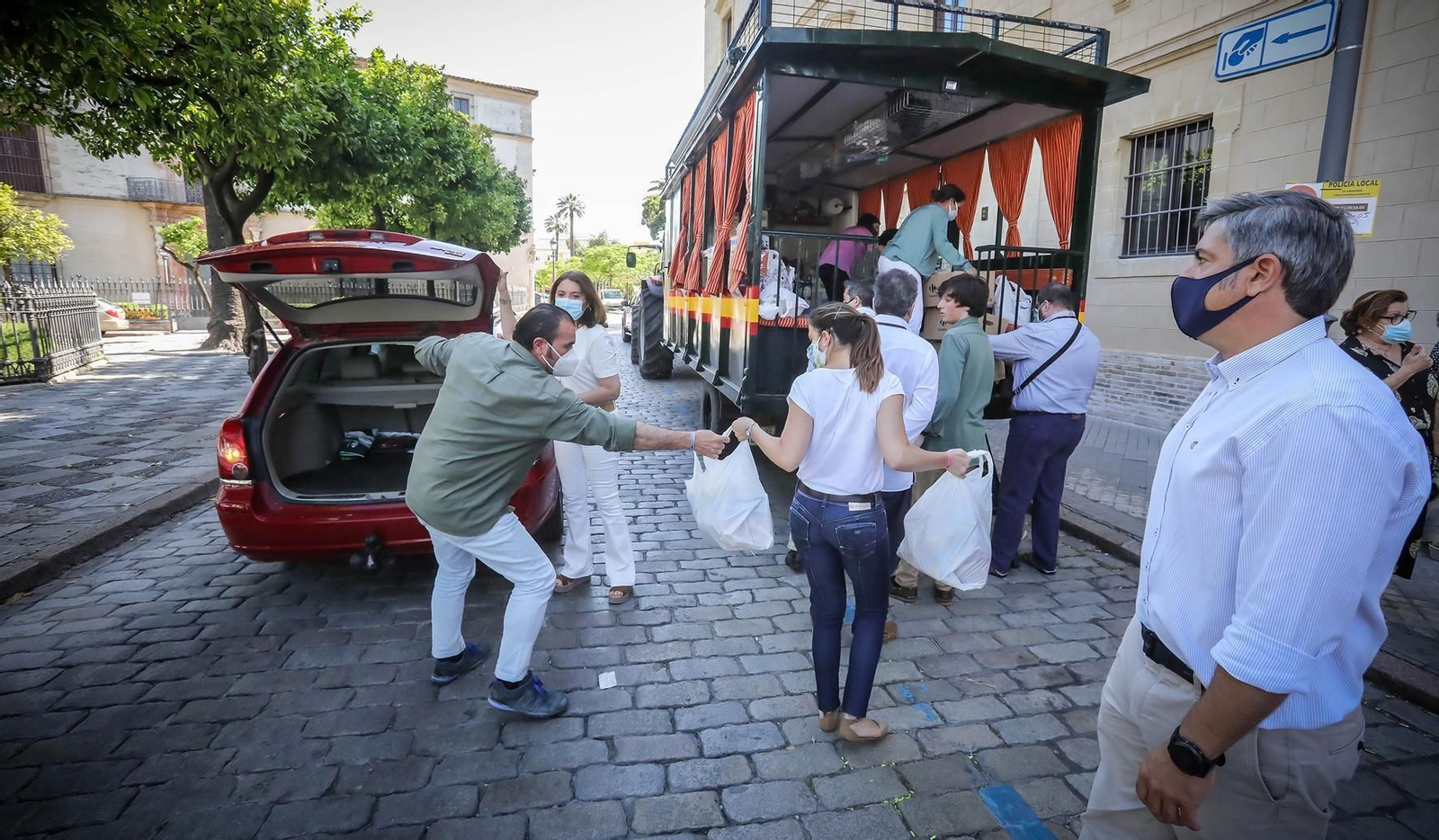 La Hermandad del Rocío de Jerez recoge alimentos para Cáritas