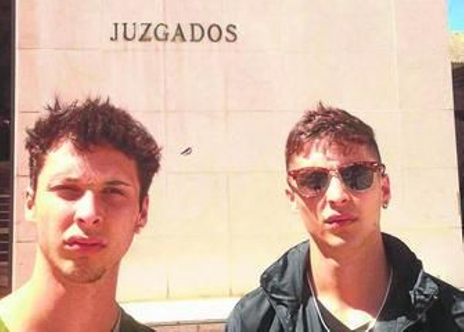 Los raperos Ayax y Proz ayer en la entrada de los Juzgados de La Caleta.