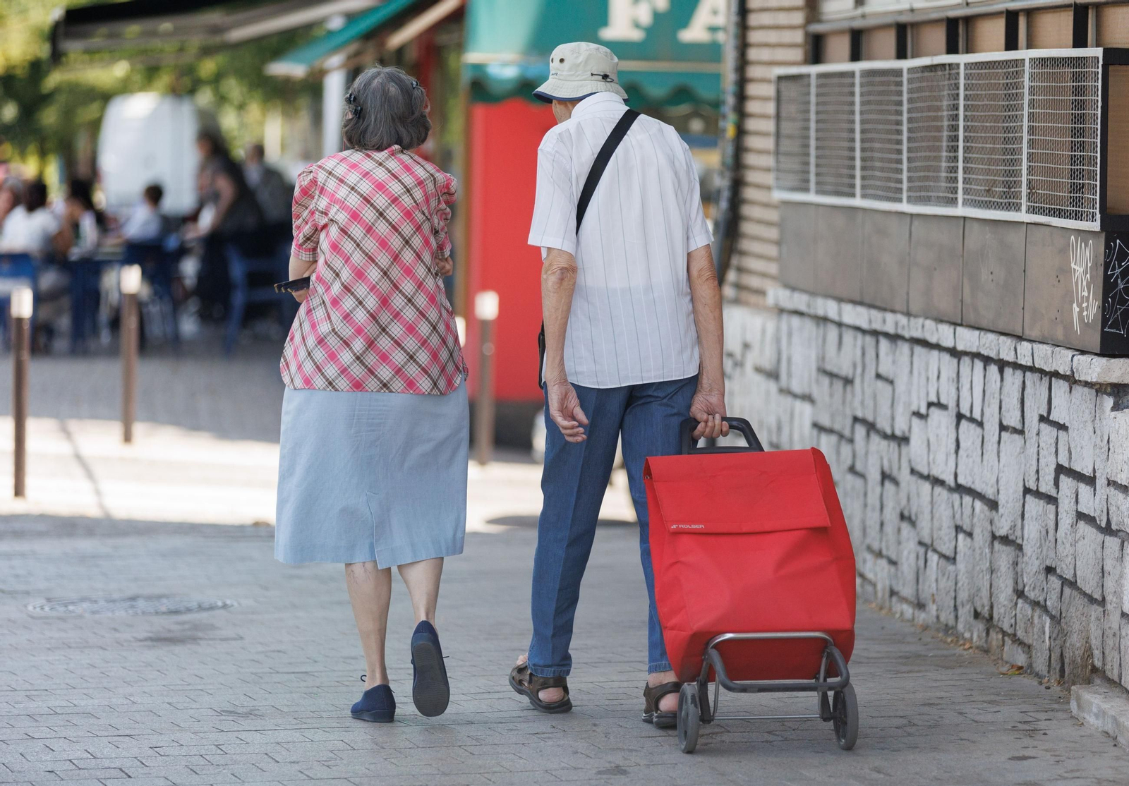 Imagen de archivo de dos personas mayores paseando. Imagen de archivo de dos personas mayores paseando.