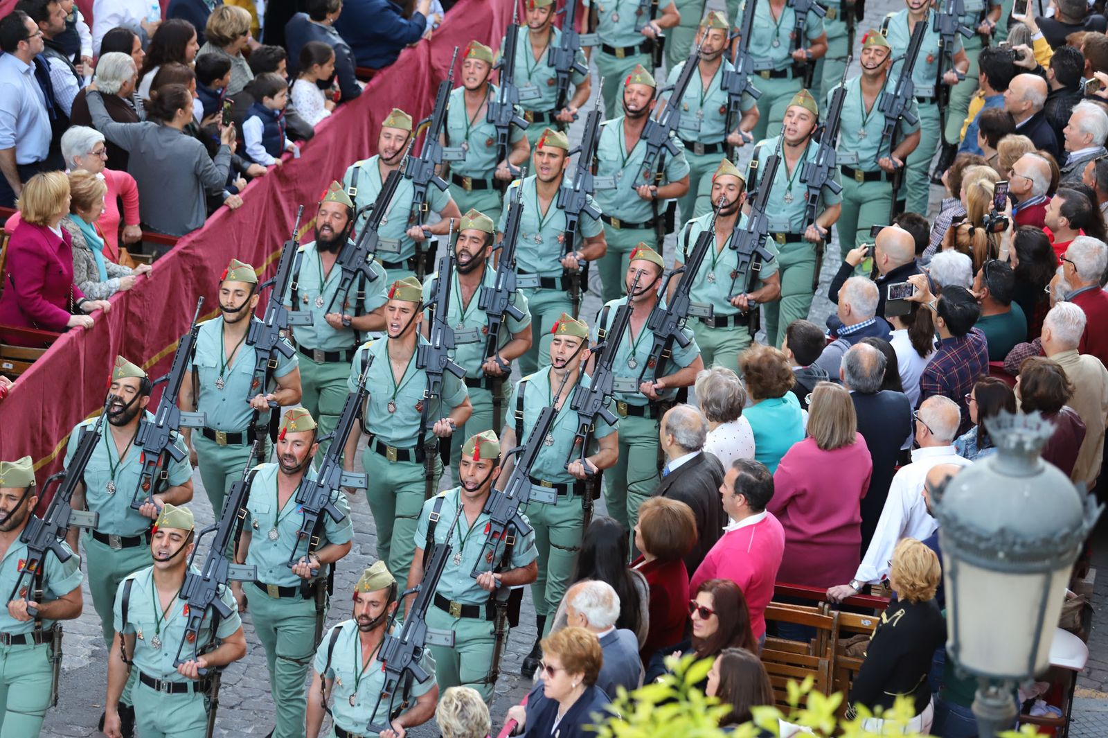 La Legión procesiona por las calles de Huelva, en 2019.