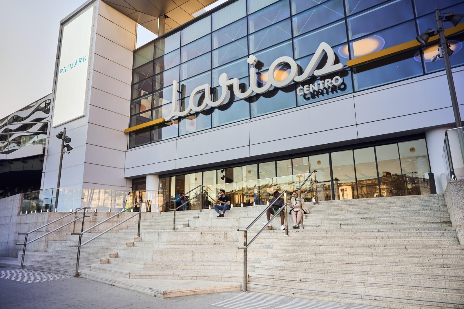 Fachada principal de Larios Centro.