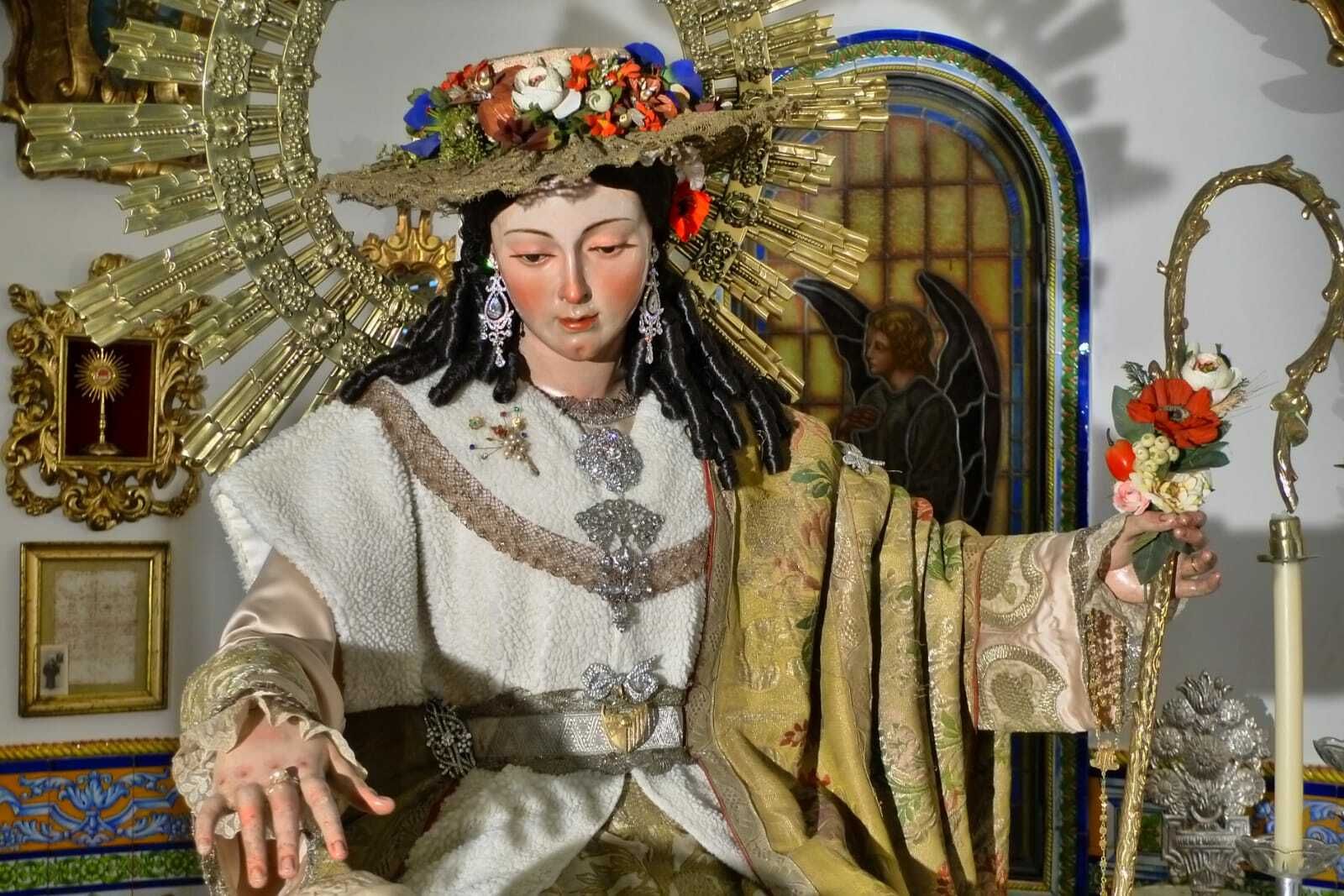 La Divina Pastora, con su escudo de Málaga CF.