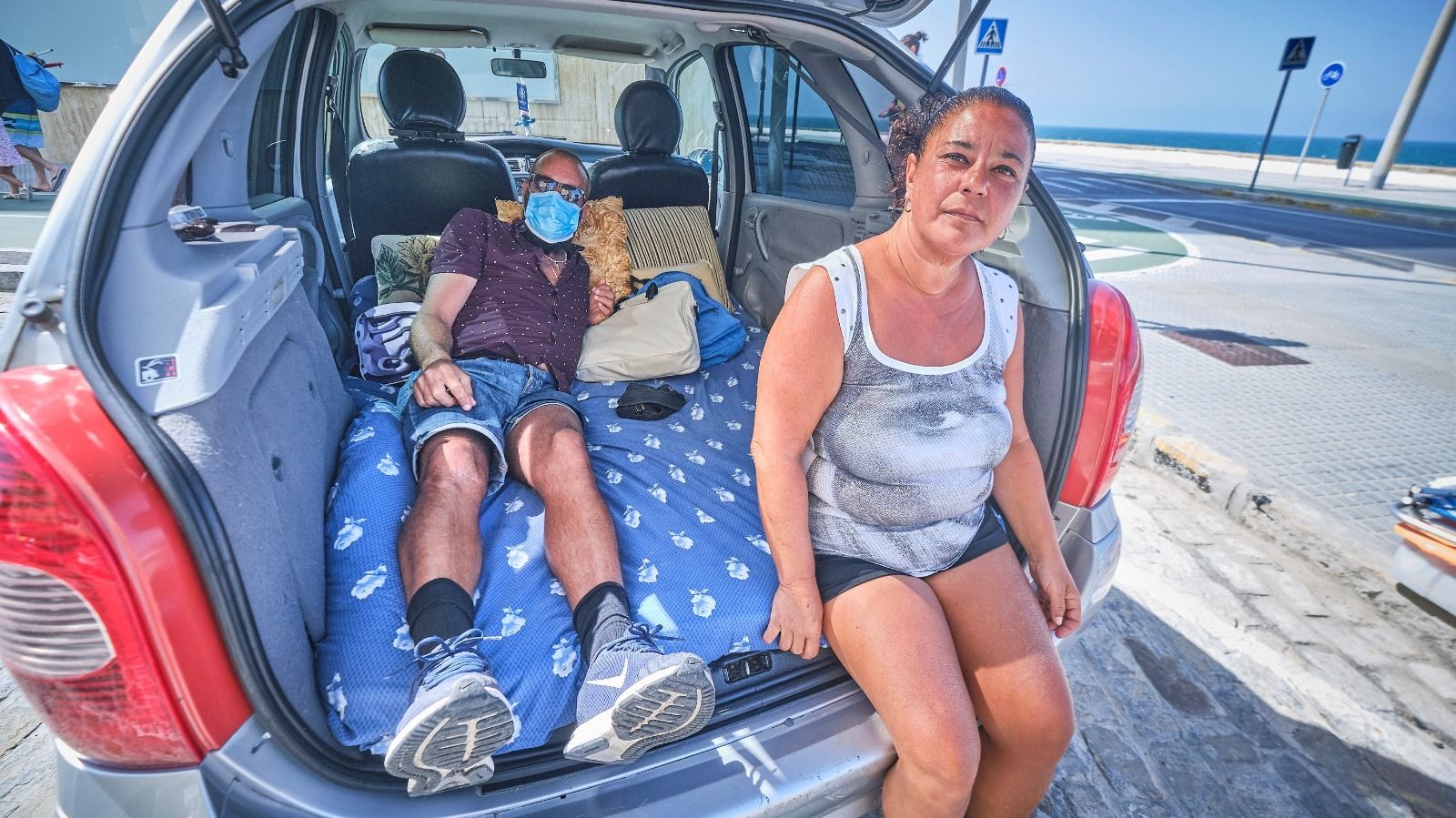 María Jesús y Javier, en la paquetera del coche donde pasaron todo el confinamiento.