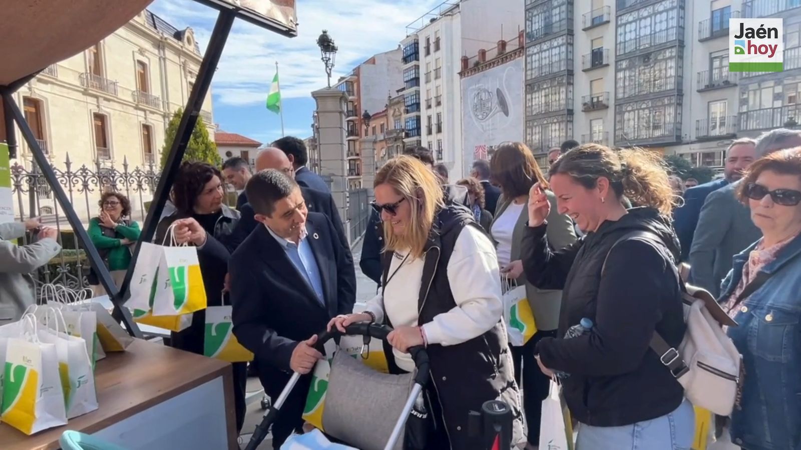 Izado de la Bandera de Andalucía y en un desayuno molinero en Jaén