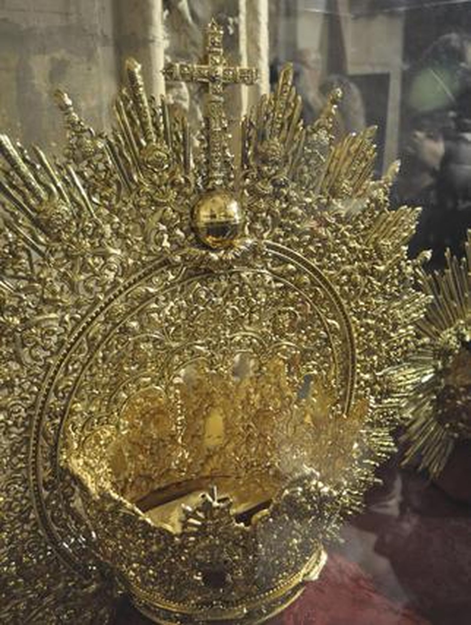 Restauración del manto de la Virgen de Loreto de San Isidoro