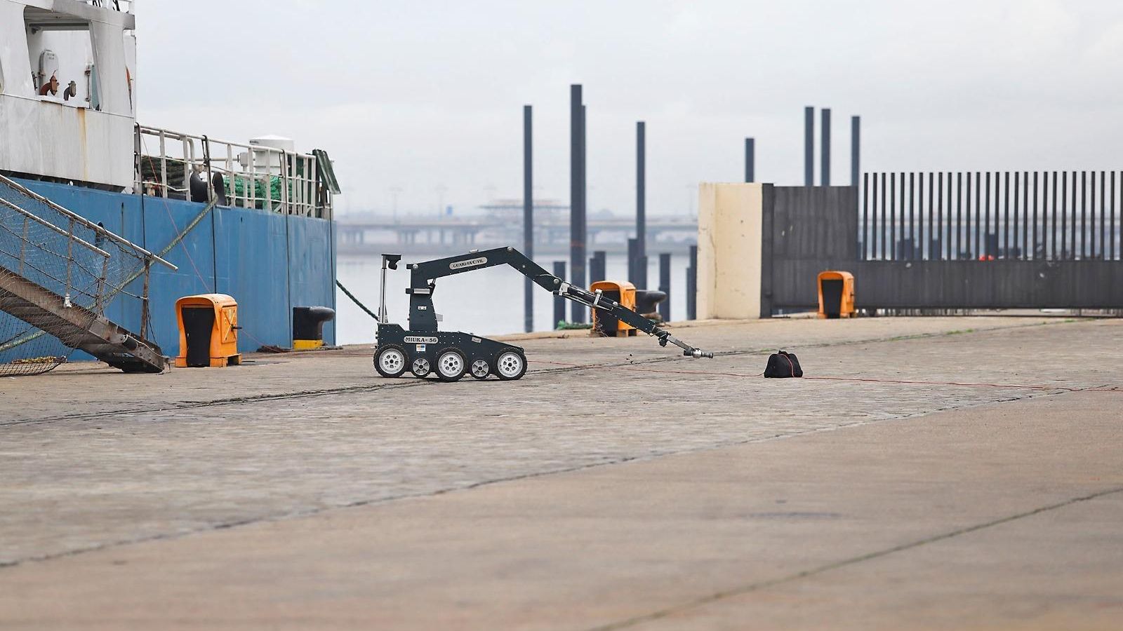 El robot se acerca al explosivo.