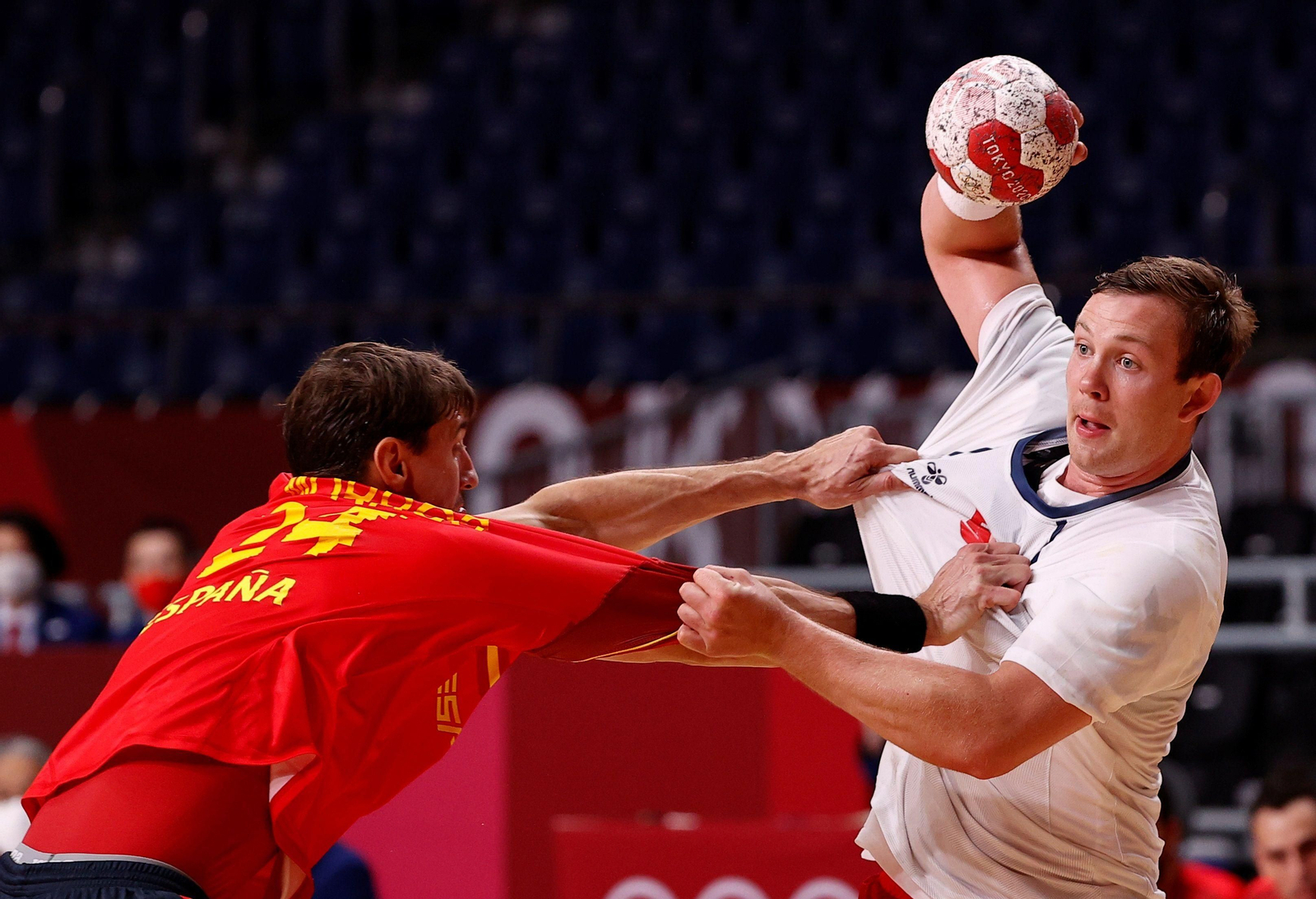 El español Viran Morros, en defensa ante el noruego Sander Sagosen.