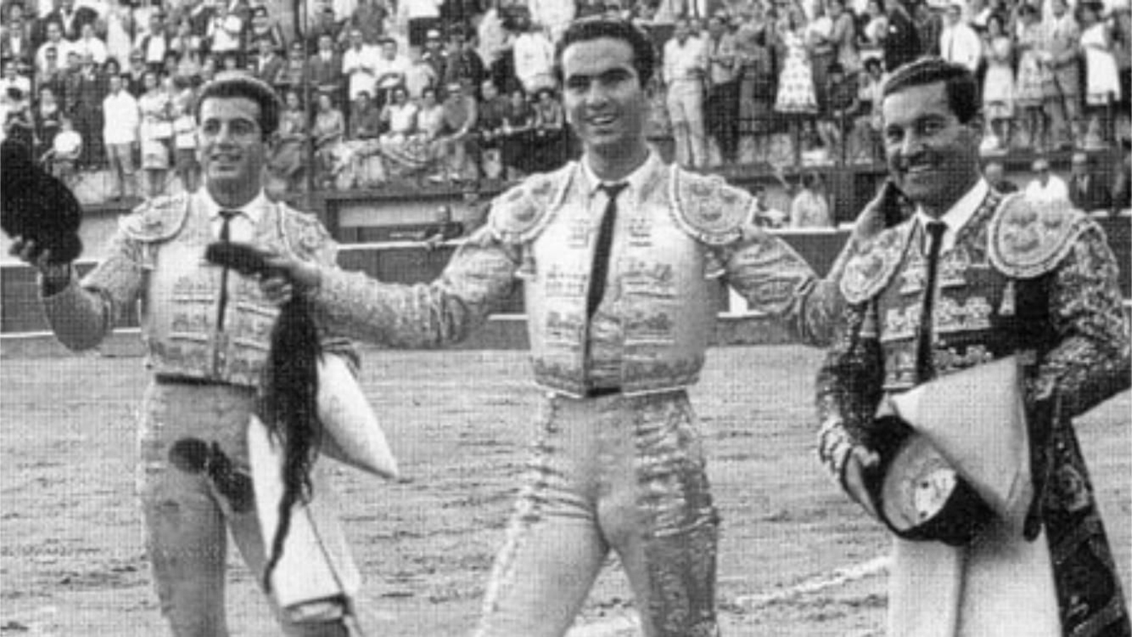 Corbacho entre los dos grandes Antonios, Ordóñez y Bienvenida.