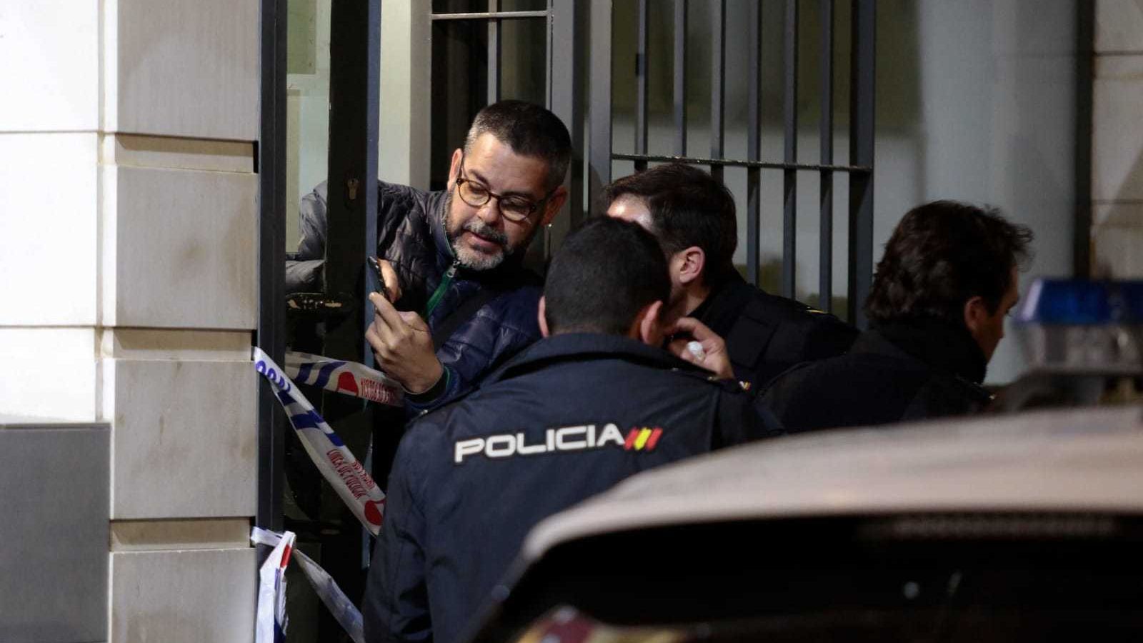 Un responsable del negocio enseña unas imágenes a la Policía.