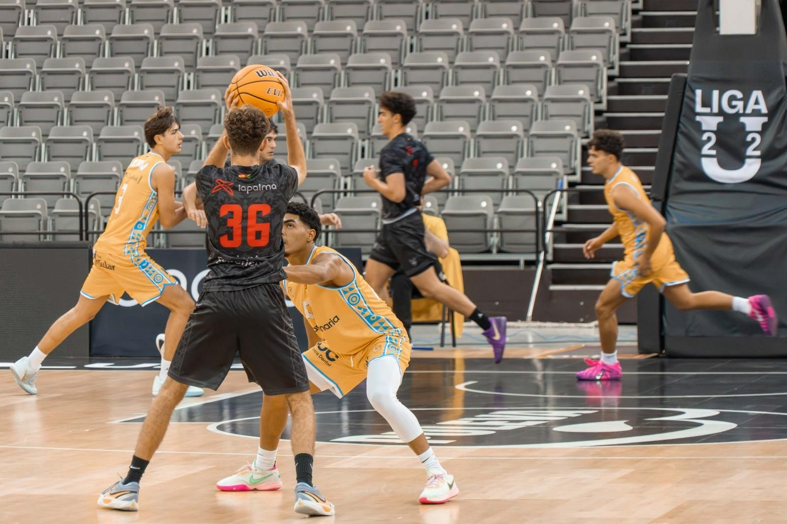 Ataque del equipo granadino en un momento del partido