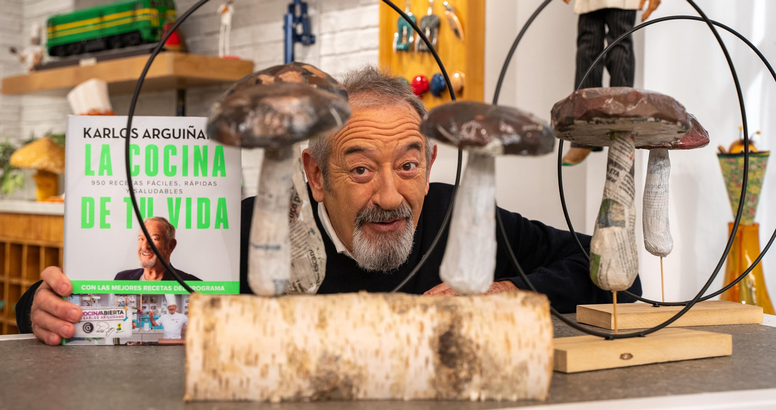 Karlos Arguiñano con su nuevo libro en el plató del programa diario de cocina